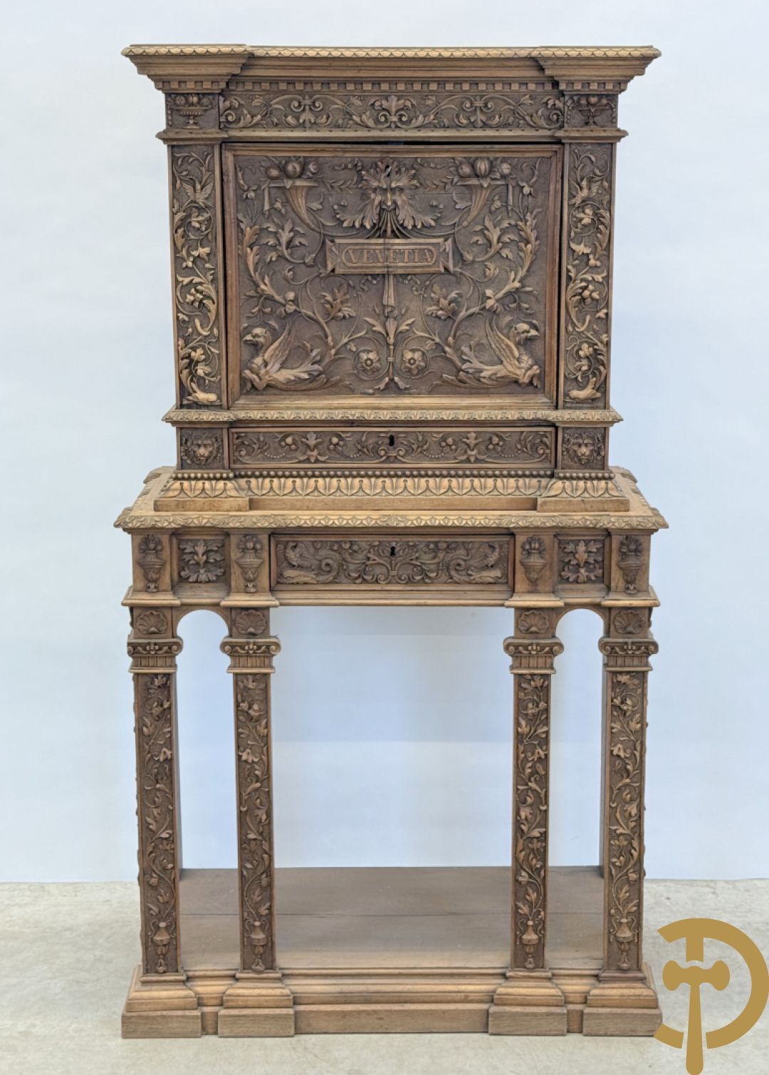 Italiaanse handgesculpteerde Neo Renaissance credance, bovenaan met klep en onderaan met lade - sculptuur van dieren en accanthusranken, gemerkt Venetia