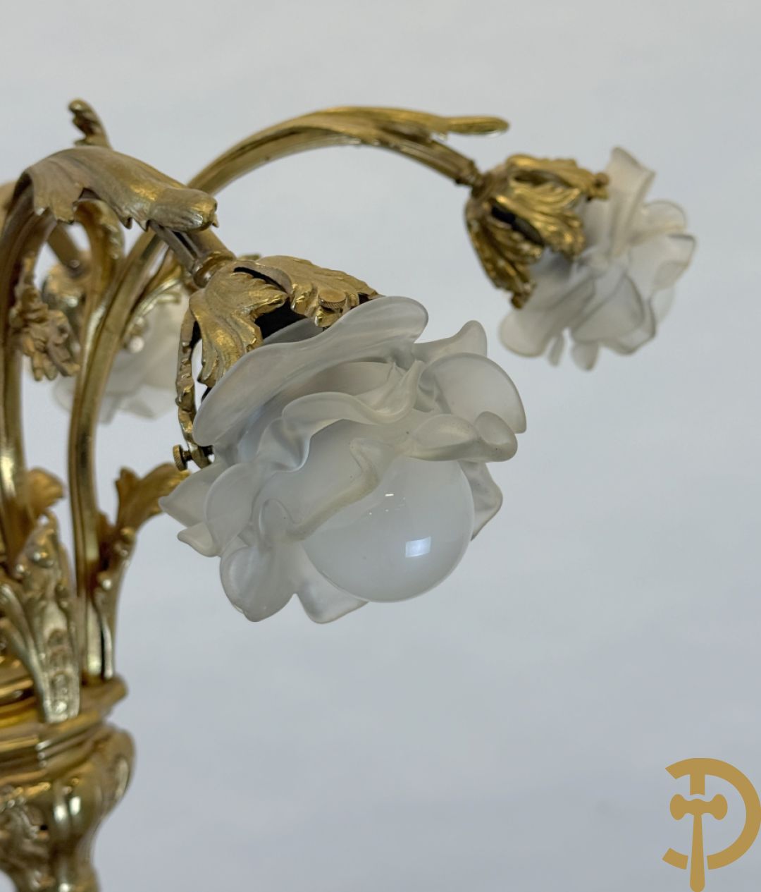 Vijfarmige luchter bezet met roosjes, Louis XV stijl bezet met accanthusranken