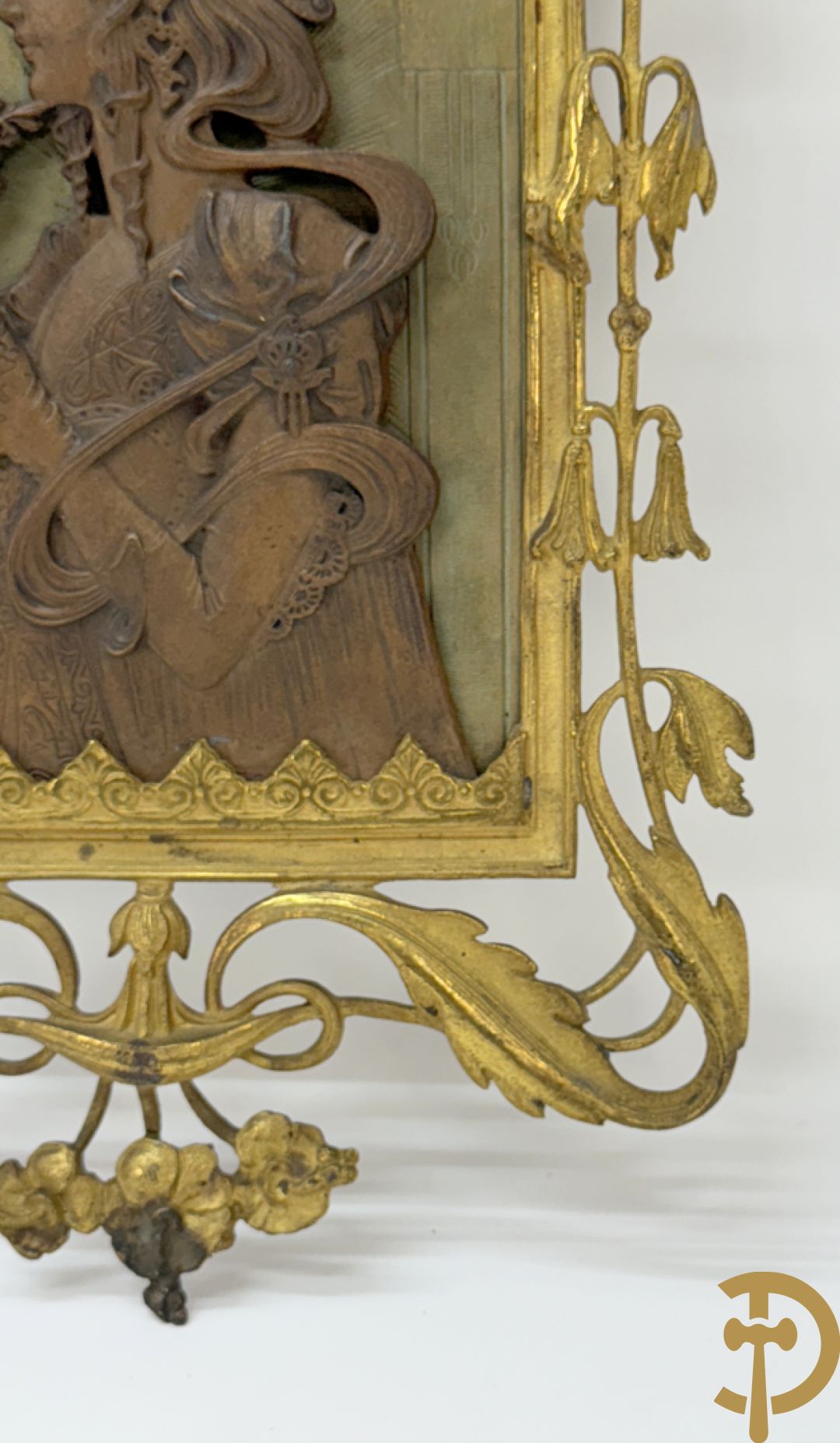 Paar vuurvergulde bronzen basreliefs met elegante dames en Jugendstil motieven