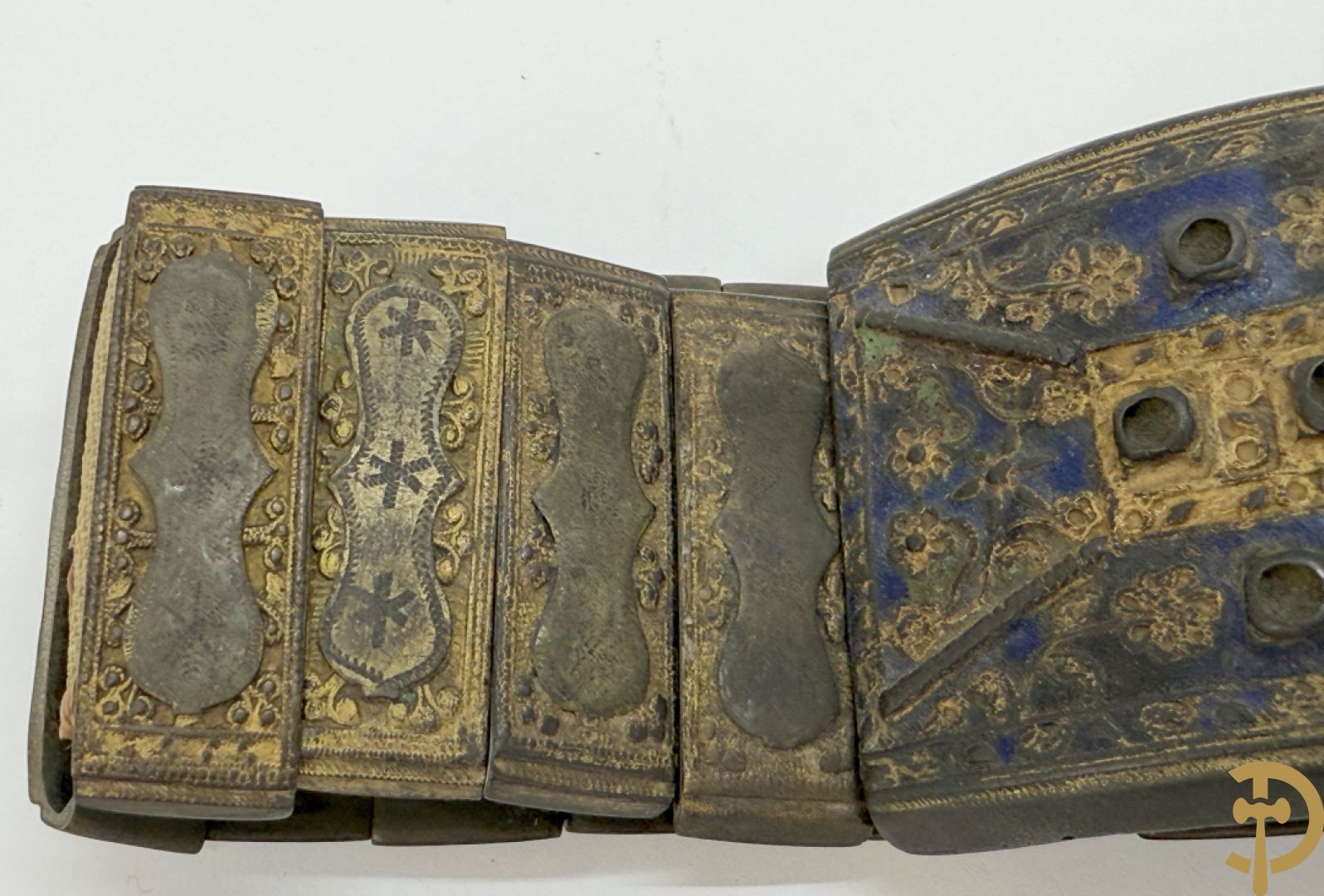 Gekleurde metalen riem met koperen lemmetten en bronzen sluiting