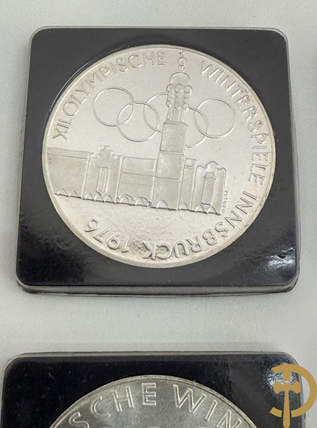 Massief zilveren herdenkingsmunt Paus Johannes Paulus II ter gelegenheid van zijn bezoek in 1985 aan België + vier munten van de Olympische winterspelen in 1976 in Innsbruck + set van zeven massief zilveren plaquettes van de 7 wereldwonderen