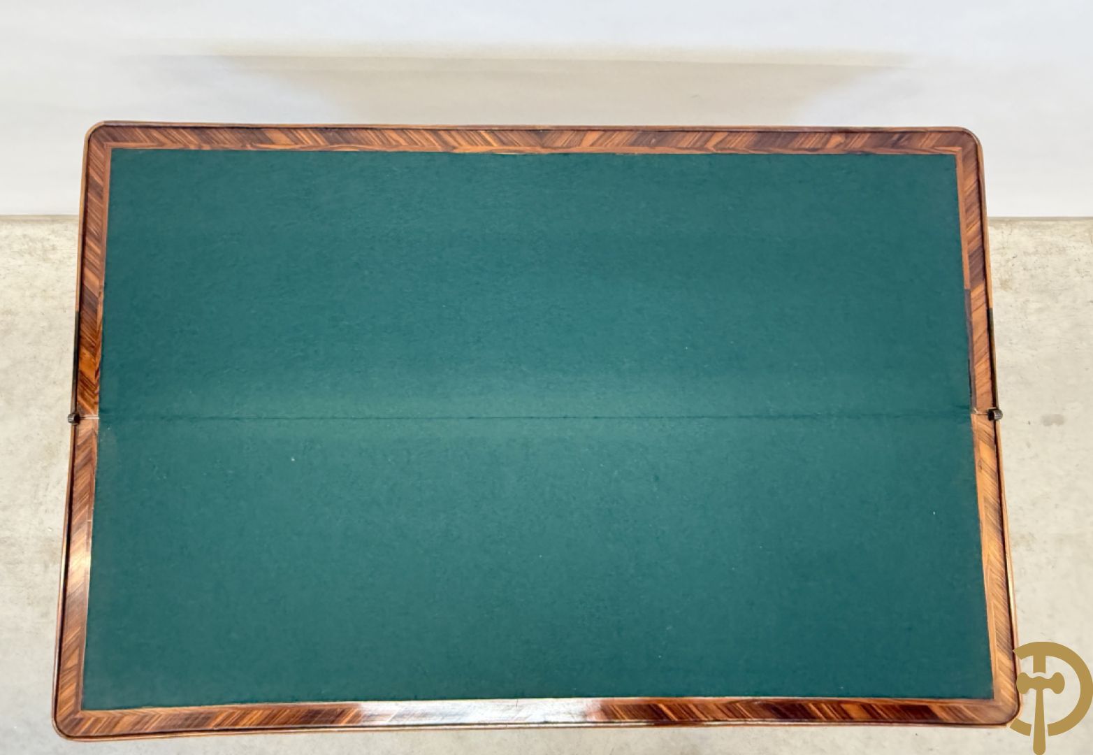 Gemarketteerd openklapbaar/kantelbare speeltafel op bronzen sabots