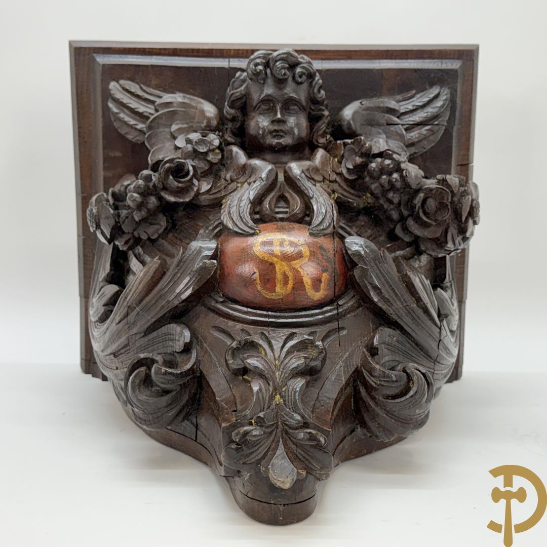 Houtgesculpteerde konische muurconsole met cupido en bloemenranken