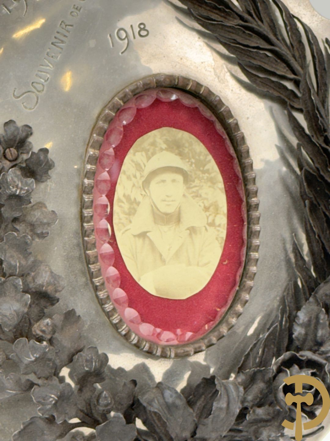 Souvenir de Guerre 1914/1918, Chromé basrelief met handgesmede eikenblad troffee en portret van een soldaat