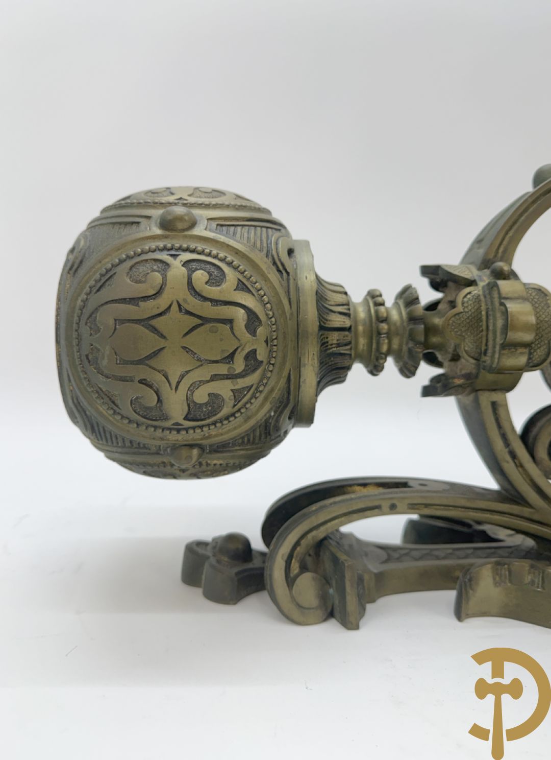 Bronzen wandappliek met accanthusranken en fruitmotieven