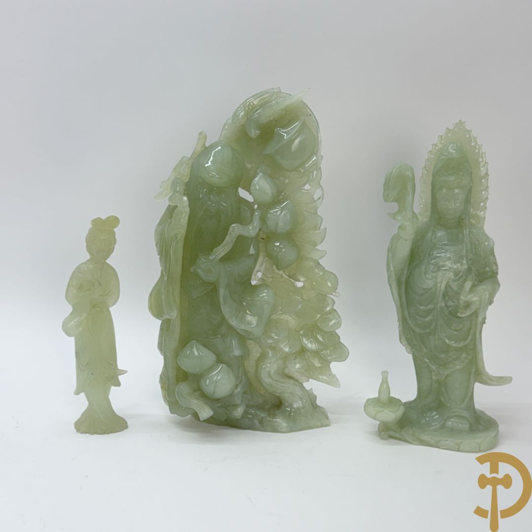 Jadeiet sculptuur van boedhistisch figuur + jadeiet wijsgeer met perziken + geisha in jadeiet