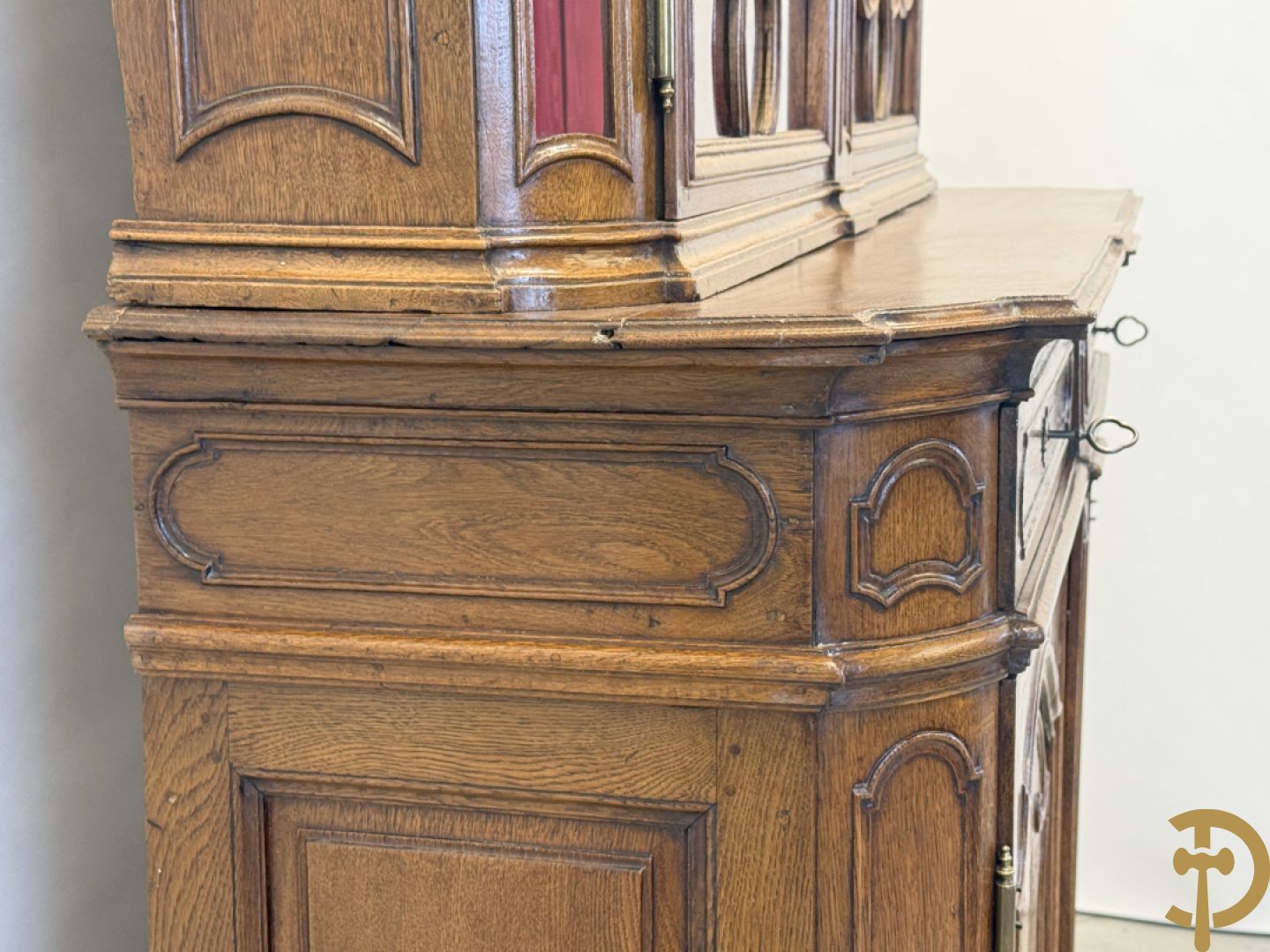 Massief eiken Luikse vitrinekast, boven met 2 beglaasde deuren en gebogen kop, Louis XV stijl, 18e