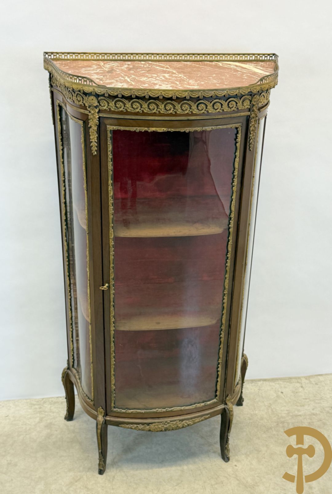 Notelaren vitrine bezet met bronsbeslag en gebogen ruitjes, bovenaan met marmeren blad