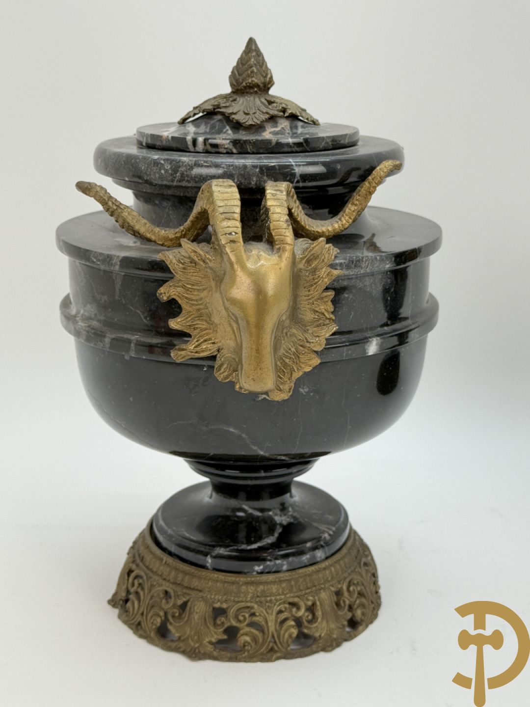 Paar marmeren cassolettes bezet met bronzen ramskoppen