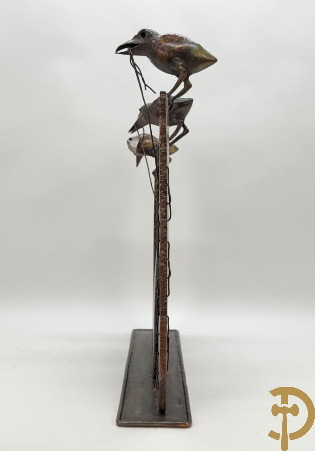 BEL J. getekend (Belaen Jean Pierre) Bronssculptuur met 4 vogels op schutting