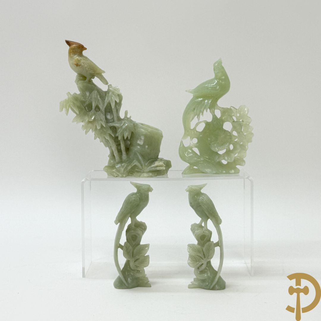 Vier Chinese handgesculpteerde vogels in jadeiet met bloemendecoratie