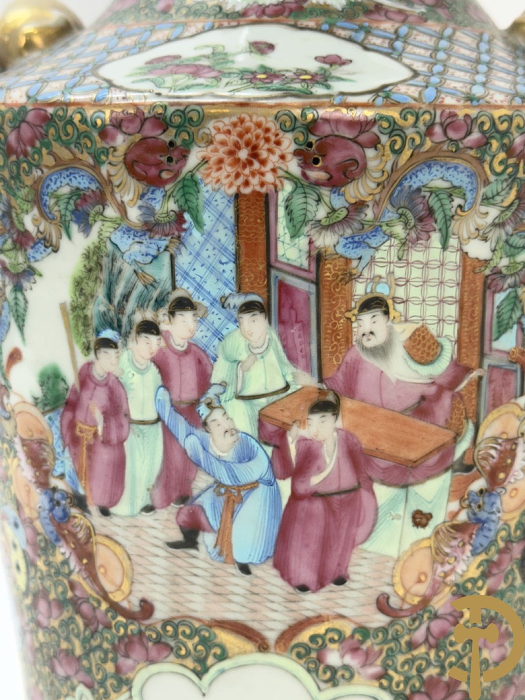Paar Chinese porseleinen famille rose Kanton vazen met geanimeerd decor en zijdelings met fo honden