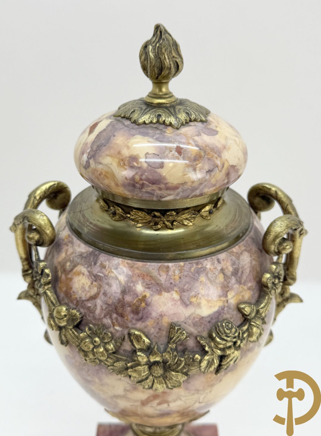 Paar marmeren cassolettes bezet met bronzen bloemenguirlandes