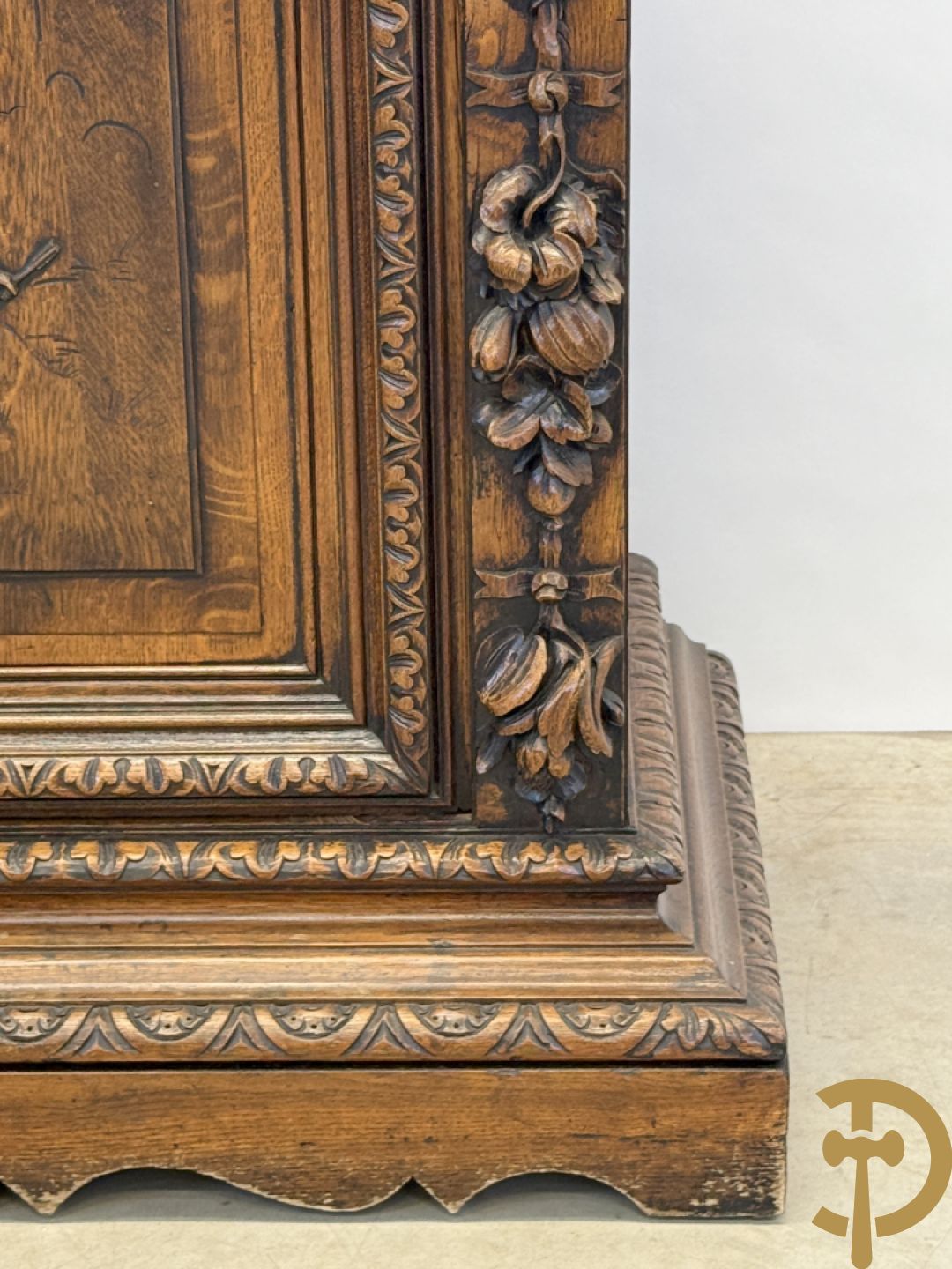 Massief eiken Neo Renaissance vaiselier met sculptuur van fruit en accanthusranken, 19e