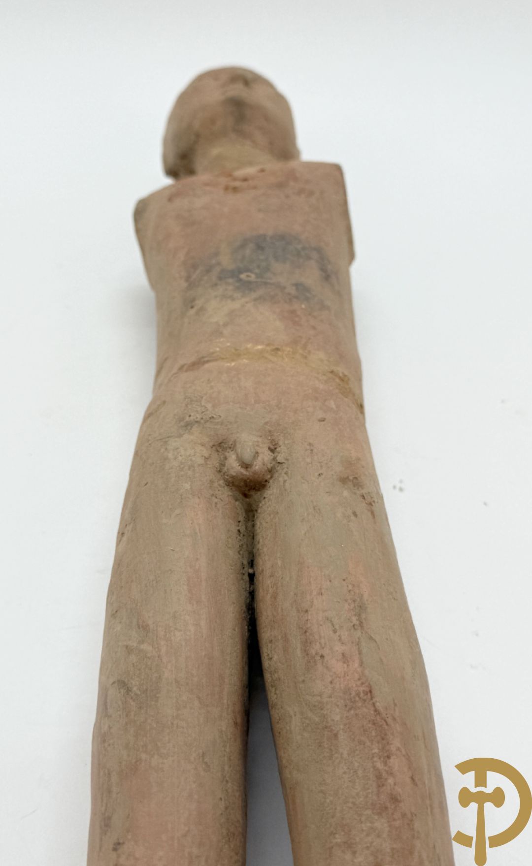 Terra cotta figuur van een Chinese staande man, Han dynastie, tussen 202 voor Christus en 240 na Christus, grafvondst uit Xian bij aanleg van de luchthaven