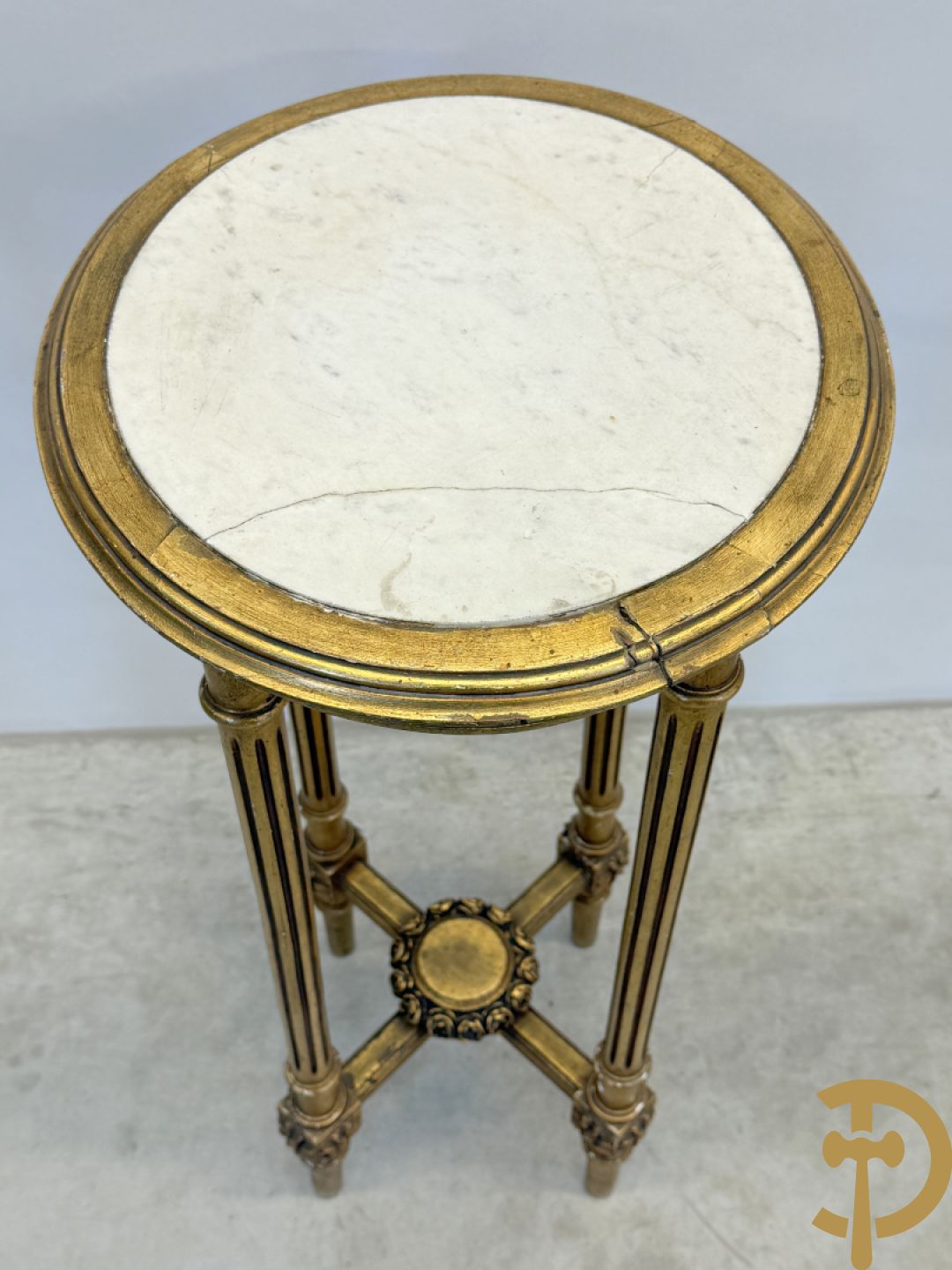 Vergulde sokkel met marmeren blad op 4 gecanneleerde poten + gemonochromeerde Louis XVI sokkel + sokkel Louis XVI stijl op gecanneleerde poten