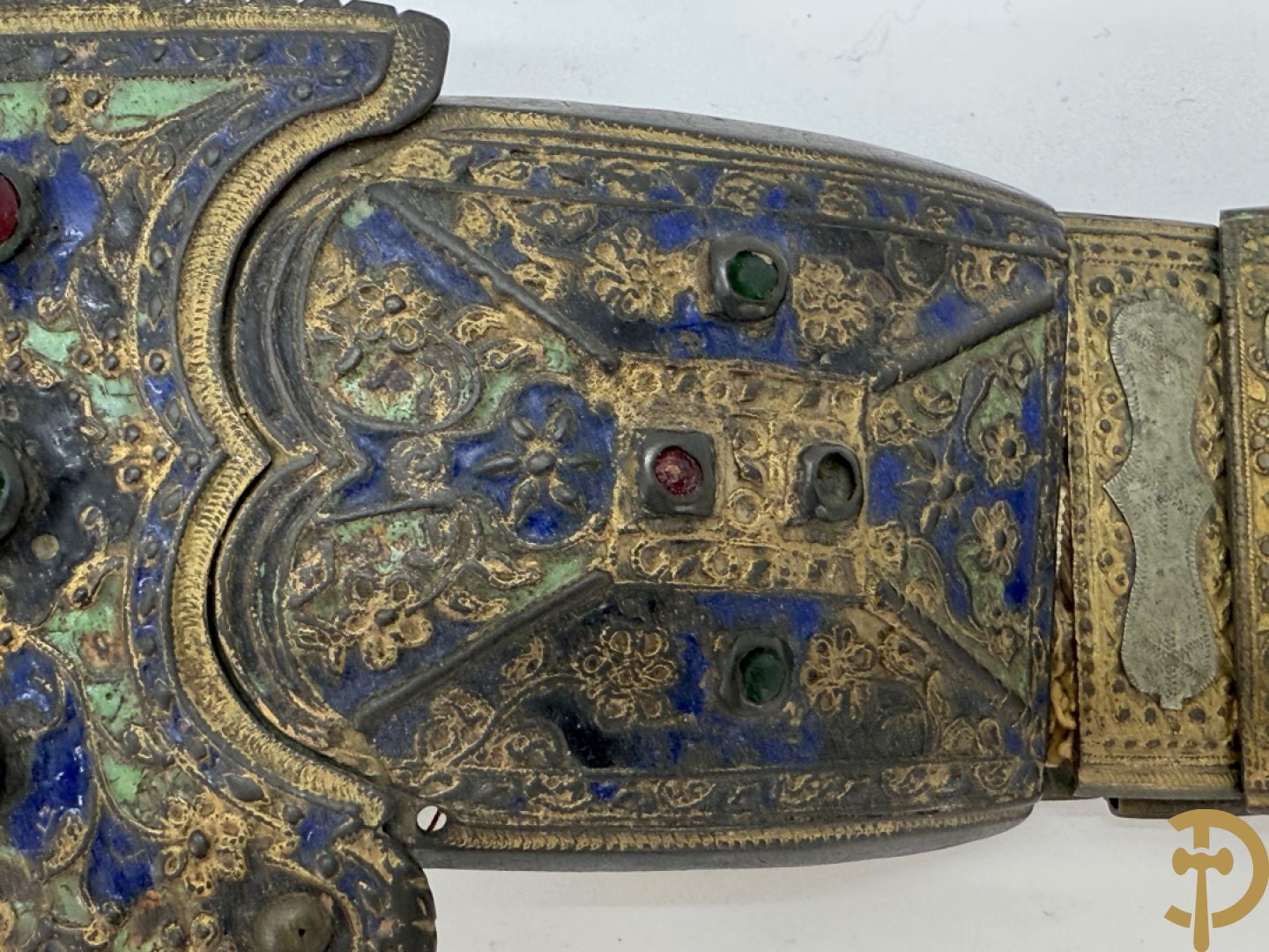 Gekleurde metalen riem met koperen lemmetten en bronzen sluiting