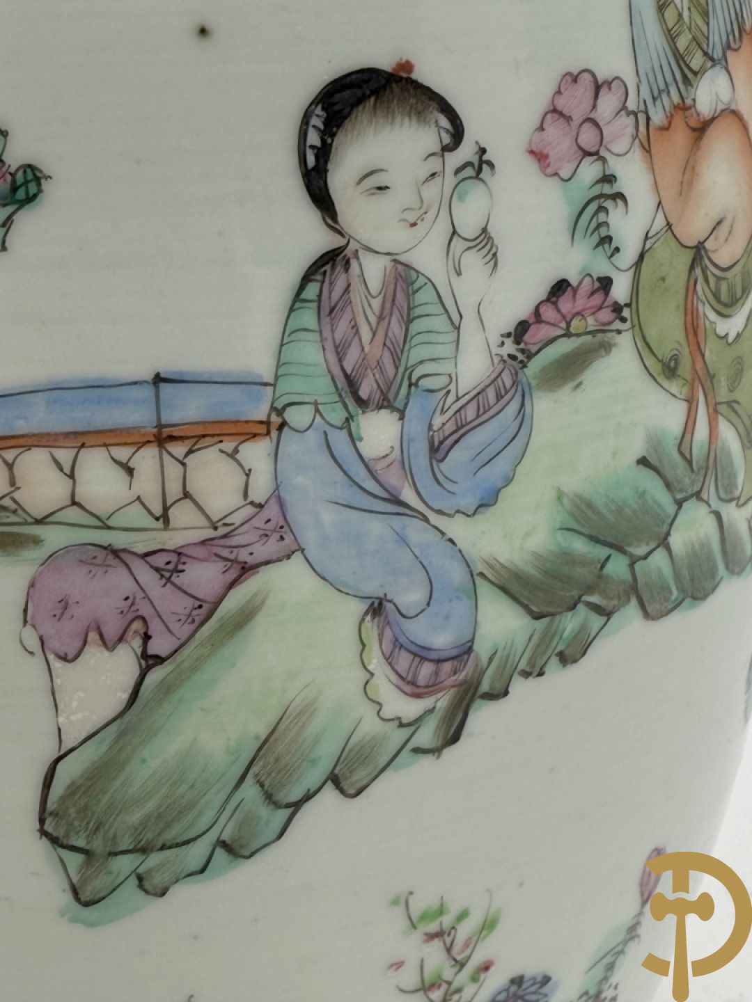 Chinese porseleinen vaas met decor van dames in landschap