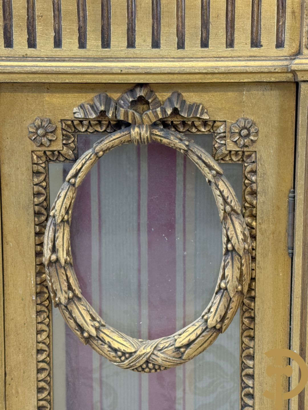 Vergulde Louis XVI vitrine met 3 deuren, cannelures en guirlandes - bovenaan met marmeren blad