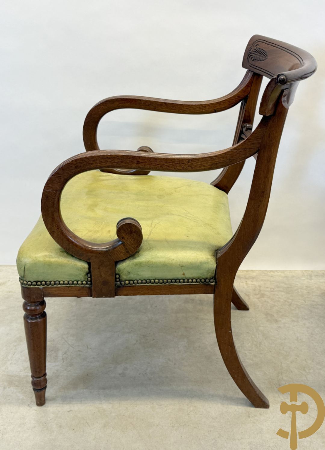 Set Engelse mahoniehouten stoelen met gondelvormige rug en lederen zitting (2 armzetels en 4 stoelen)
