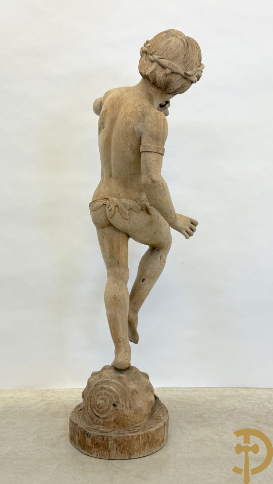 Houtgesculpteerde fluitspelende cupido staande op schelp