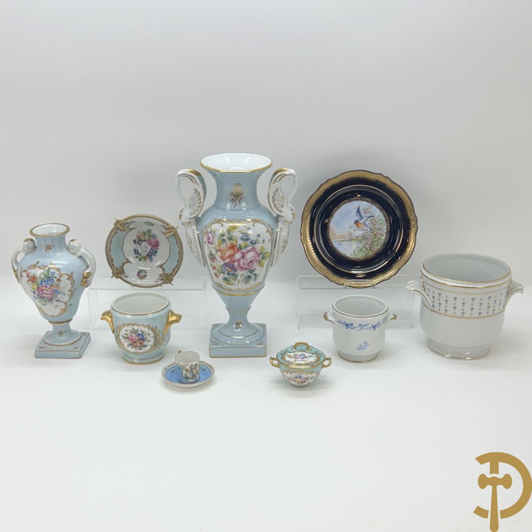 Mooi lot Limoges porselein bestaande uit grote en kleine Medici vaas met bloemendecor, 3 cache pots, bord, 2 coupes, Tas en schoteltje (9 stuks in totaal)