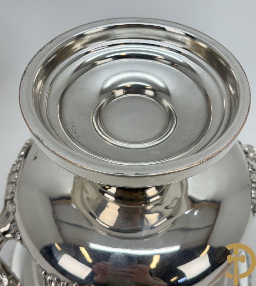 Verzilverde champagne emmer met 2 oren en embleem van larierkrans