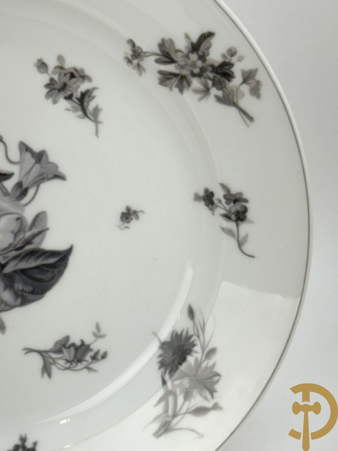 Frans porseleinen bord met decor van hoorn des overvloeds 