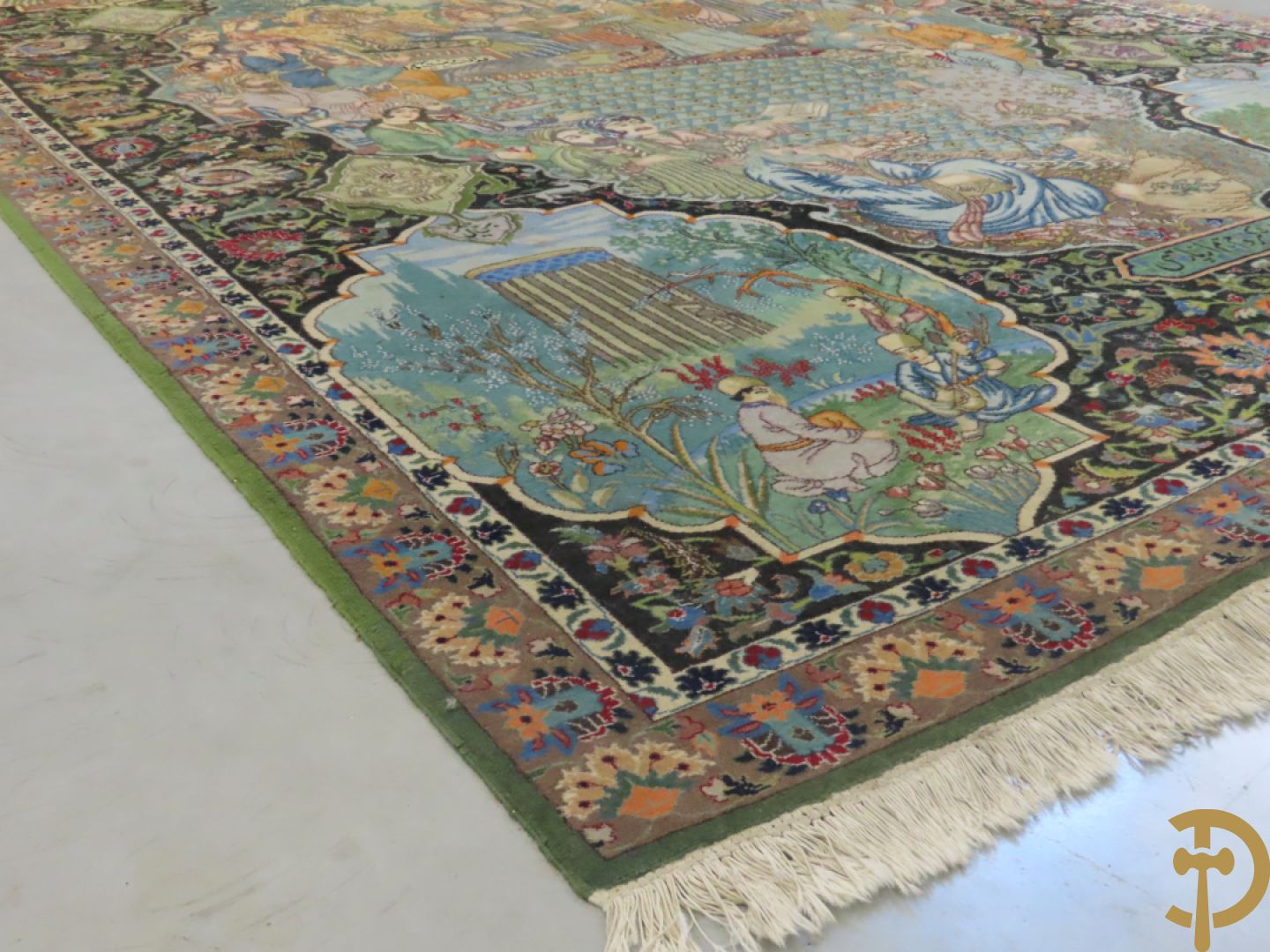 Oosters handgeknoopt tapijt Tabriz met figuratieve voorstelling, centraal met geanimeerde hofscène, omgeven door 4 hoekmedaillons met architecturale afbeeldingen - onderaan en bovenaan getekend