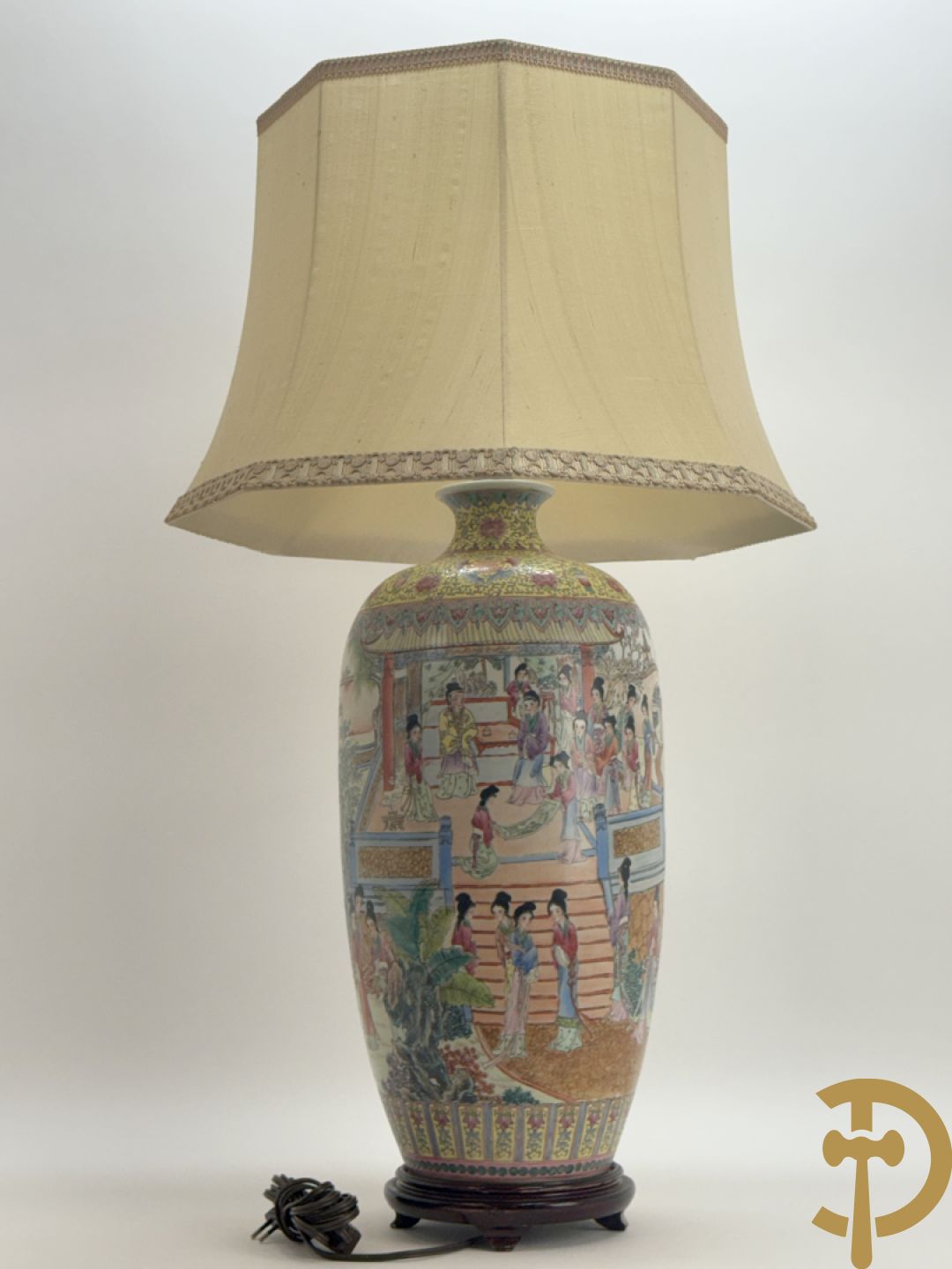 Chinese porseleinen vaas met geanimeerd decor van dames in tempels en landschap - omgebouwd als lampadaire