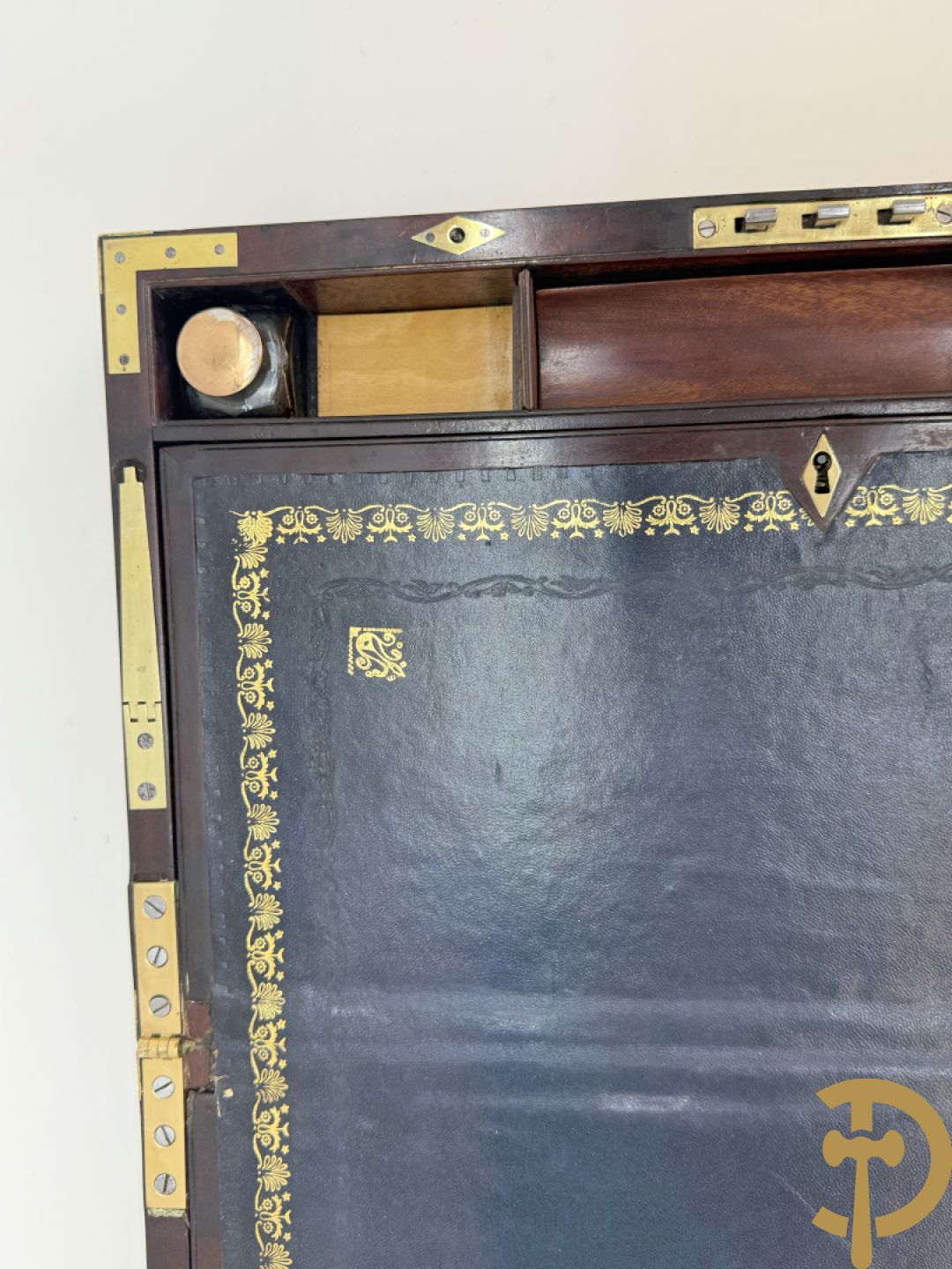 Mahoniehouten schrijfbox met koperafwerking en zijdelings met inliggende handvaten, lederinleg en verborgen vakjes, 19e