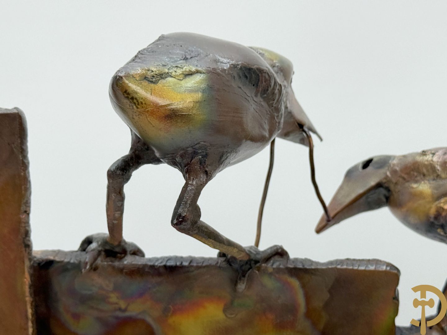 BEL J. getekend (Belaen Jean Pierre) Bronssculptuur met 4 vogels op schutting