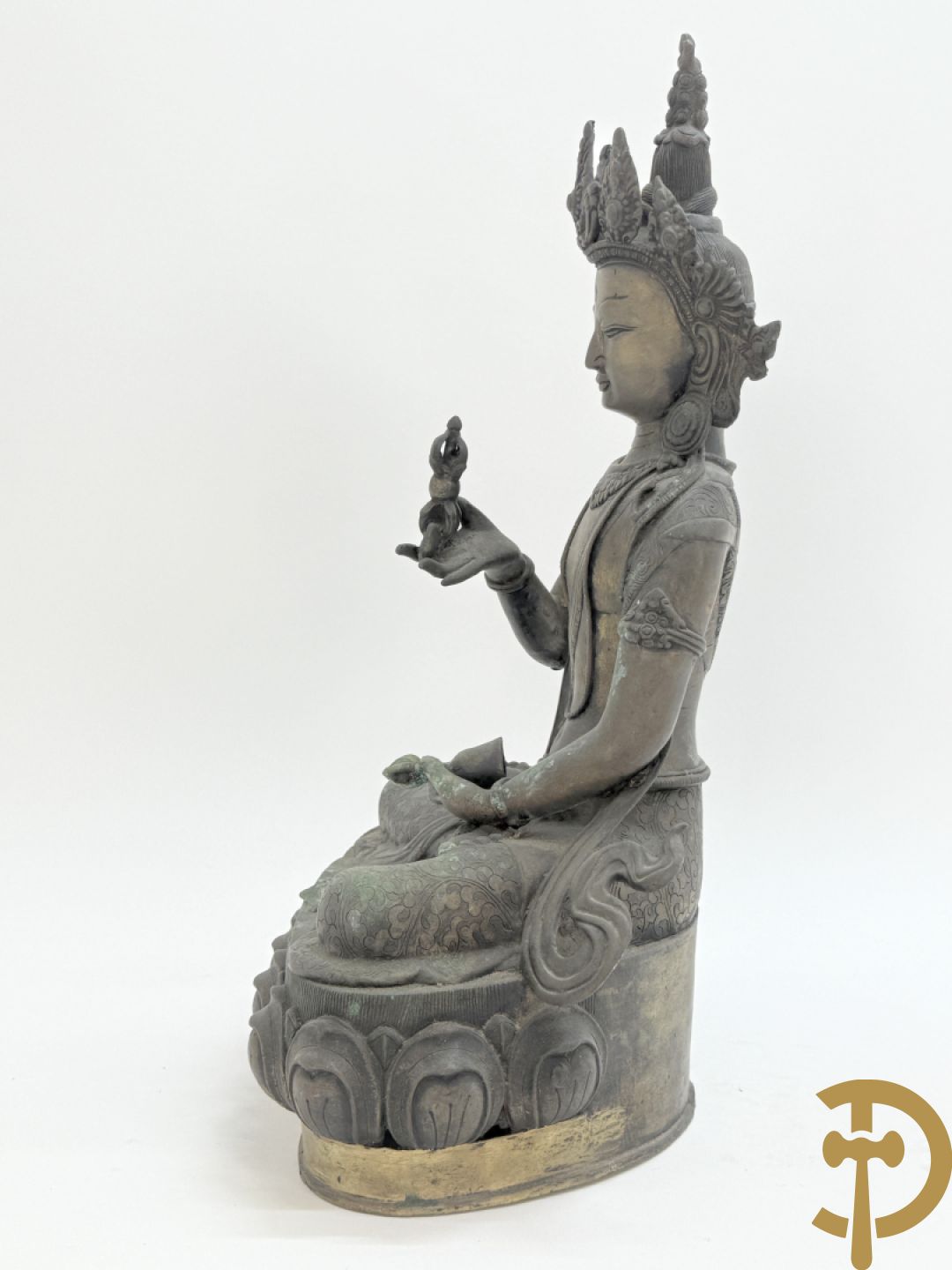 Bronzen neergezeten Boedha