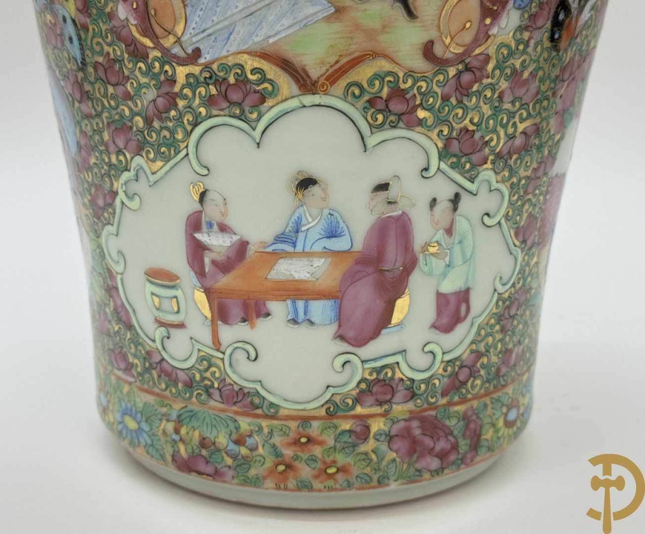 Paar Chinese porseleinen famille rose Kanton vazen met geanimeerd decor en zijdelings met fo honden