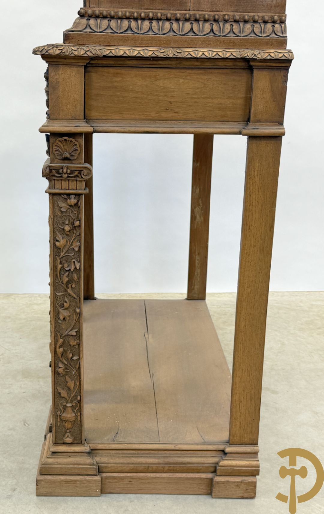 Italiaanse handgesculpteerde Neo Renaissance credance, bovenaan met klep en onderaan met lade - sculptuur van dieren en accanthusranken, gemerkt Venetia