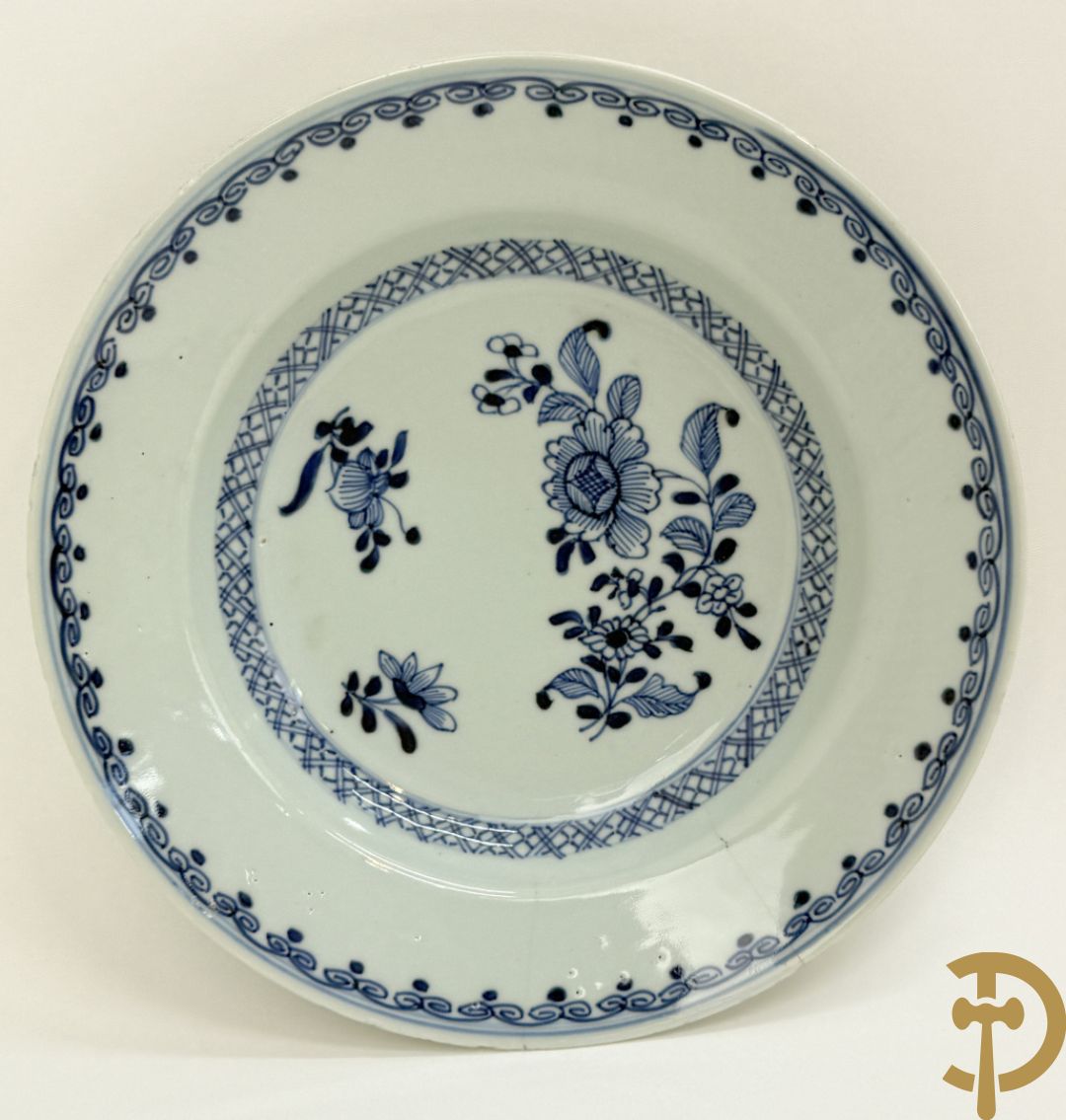 Vijf Chinese porseleinen bordjes met bloemendecor + 3 Japanse bordjes