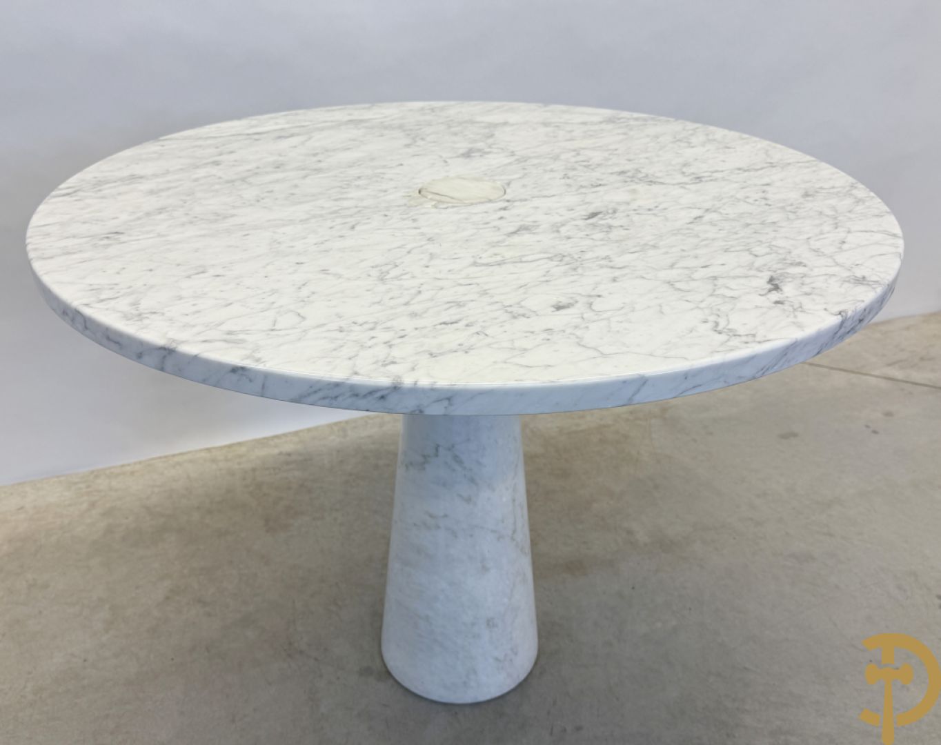 Italiaanse cararamarmeren designtafel op centrale konische voet, ontworpen door Angelo Mangiarotti, jaren 