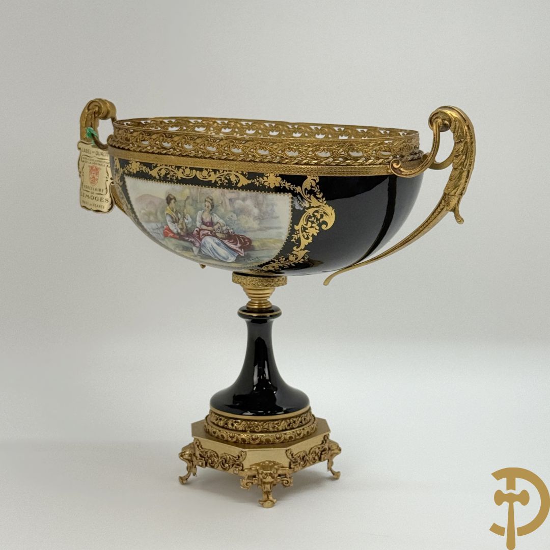 Coupe in kobaltblauw porselein met romantische geanimeerde scène, Rons E. getekend, Limoges France