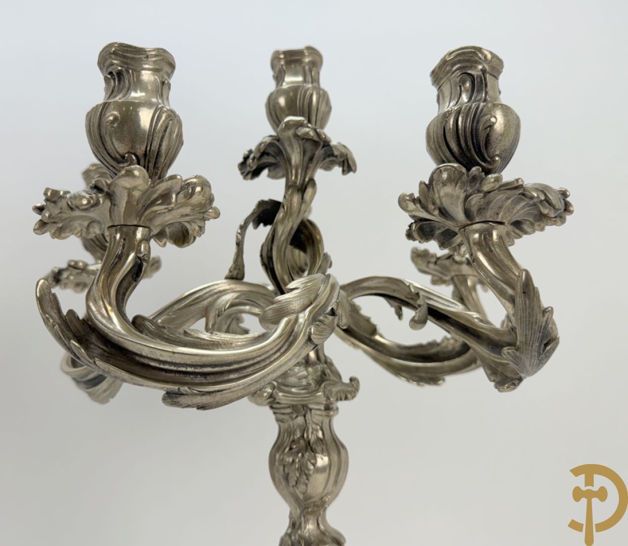 Paar massief zilveren getorste zesarmige kandelaars met Louis XV motieven, met import stempel 