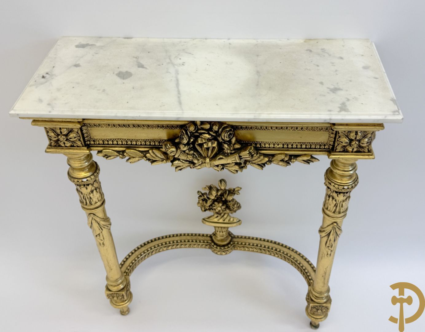 Vergulde console met Louis XVI motieven en amfoor  + vergulde spiegel met Louis XVI motieven