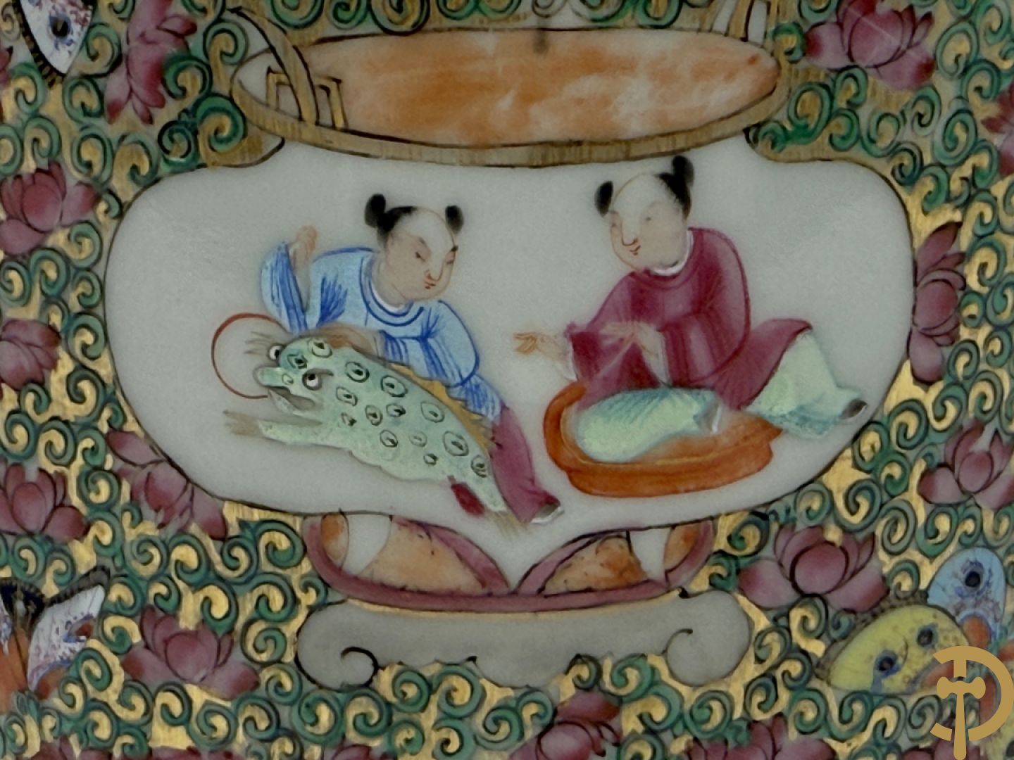Paar Chinese porseleinen famille rose Kanton vazen met geanimeerd decor en zijdelings met fo honden