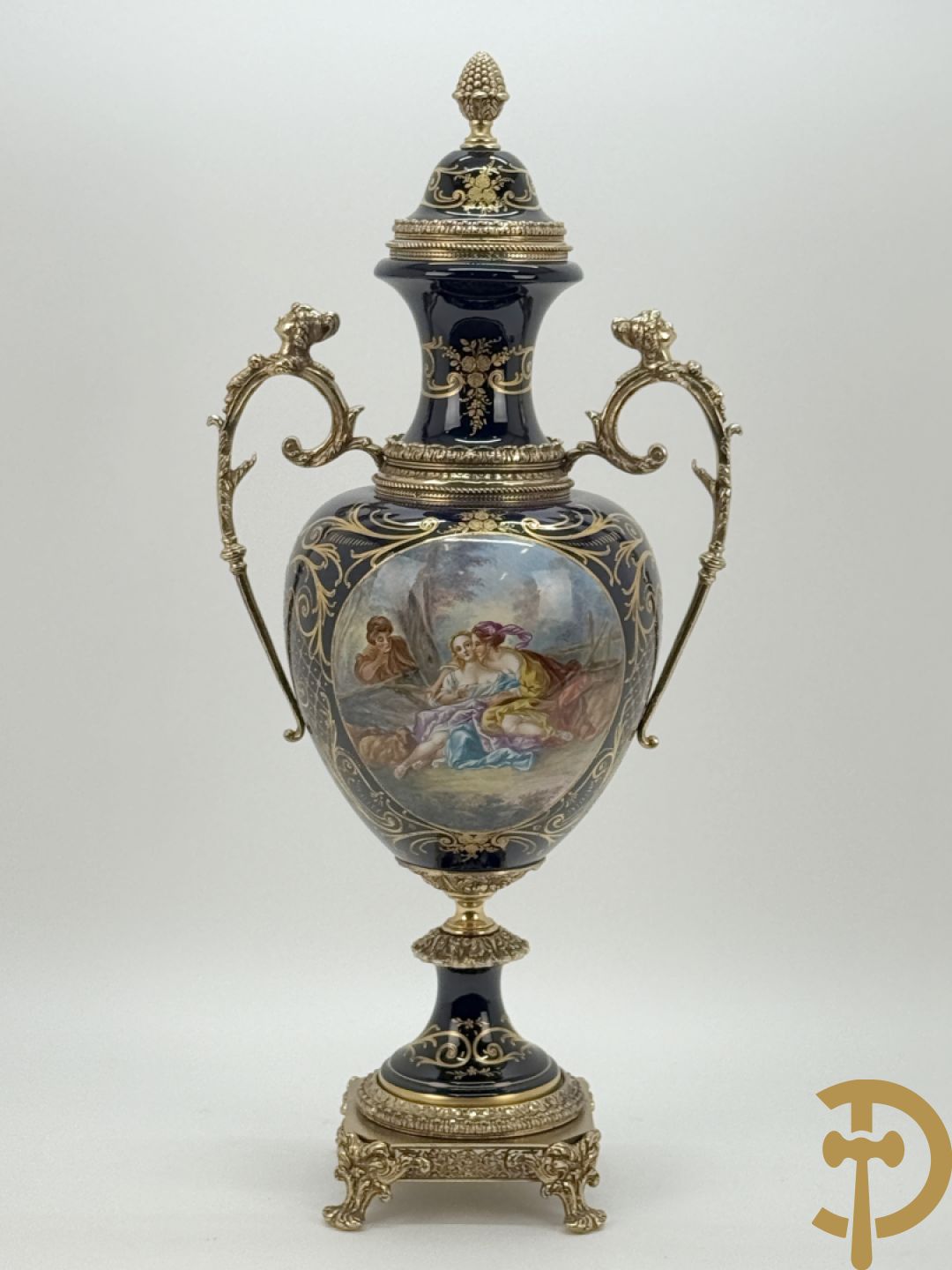 Blauwe porseleinen vaas met lieftallig decor, Sèvres stijl, bezet met bronzen ornamenten