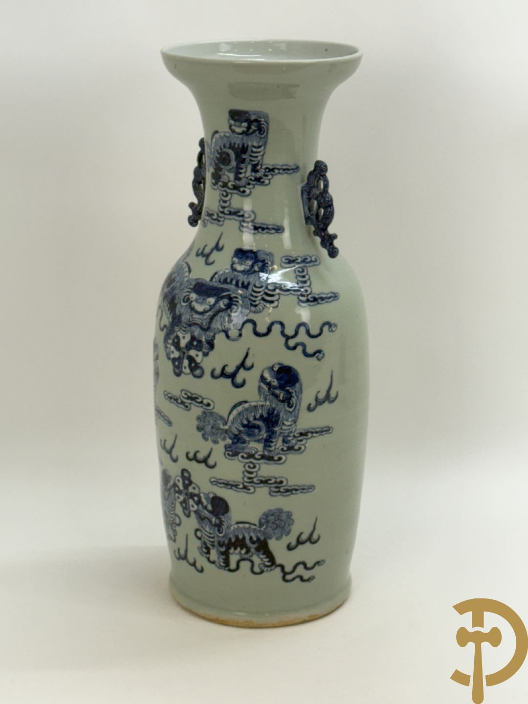 Chinese porseleinen celadon vaas met blauw/wit decor van fo honden