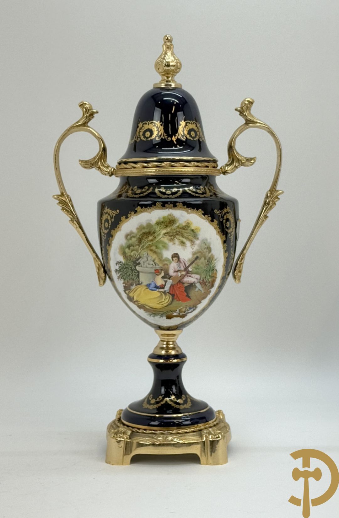 Driestel Sèvres stijl bestaande uit paar dekselpotiches met koperen ornamenten en romantisch decalcomanie decor, Sèvres stijl+ dekselcoupe met Sèvres en romantisch decor