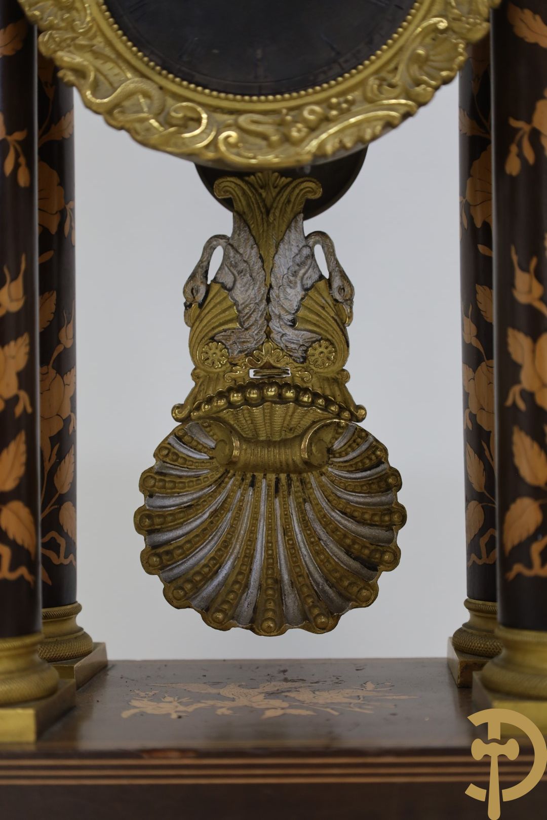 Vierzuilenklok Charles X met bloemenmarquetterie, 19e