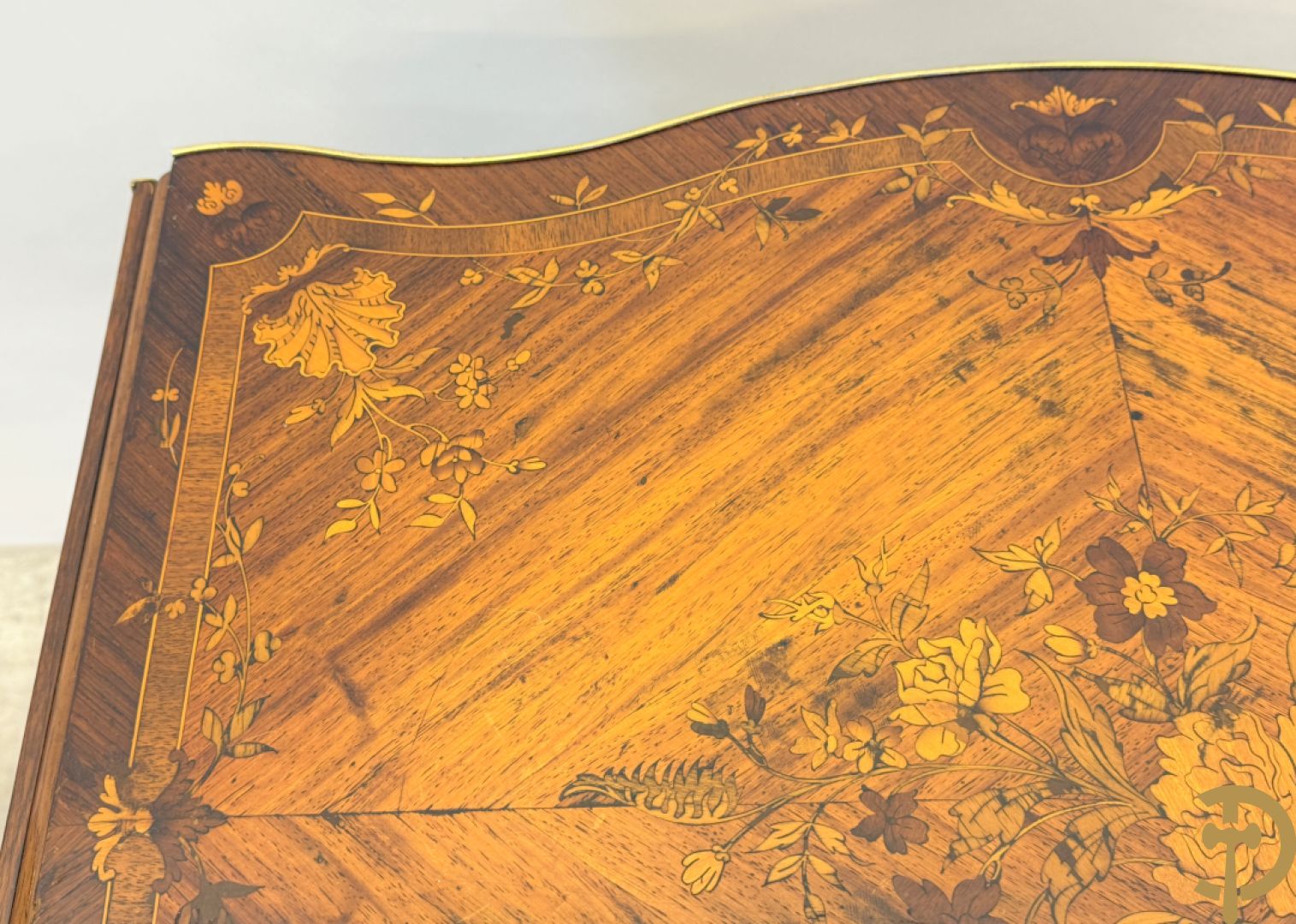 Franse notelaren bijzettafel met lade, openklapbare zijkanten bezet met marketterie van bloemenpatronen en bronsbeslag