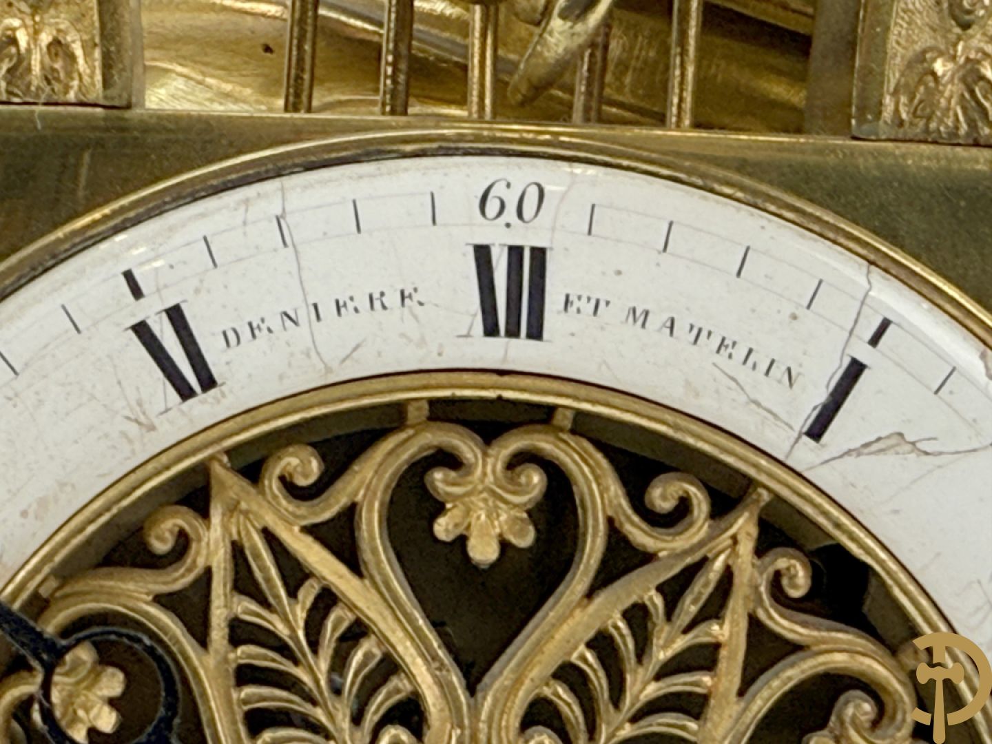 Vuurvergulde Franse bronzen Empire stijl pendule, harpvormige horloge met gevleugelde Griekse mythologische figuur, Erso die zijn lier bespeelt - Deniere et E. Mattelin, Fabricants de Bronze