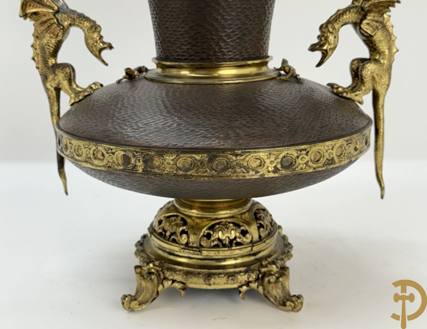 Koperen siervaas met bronzen ornamenten van hagedissen en draken