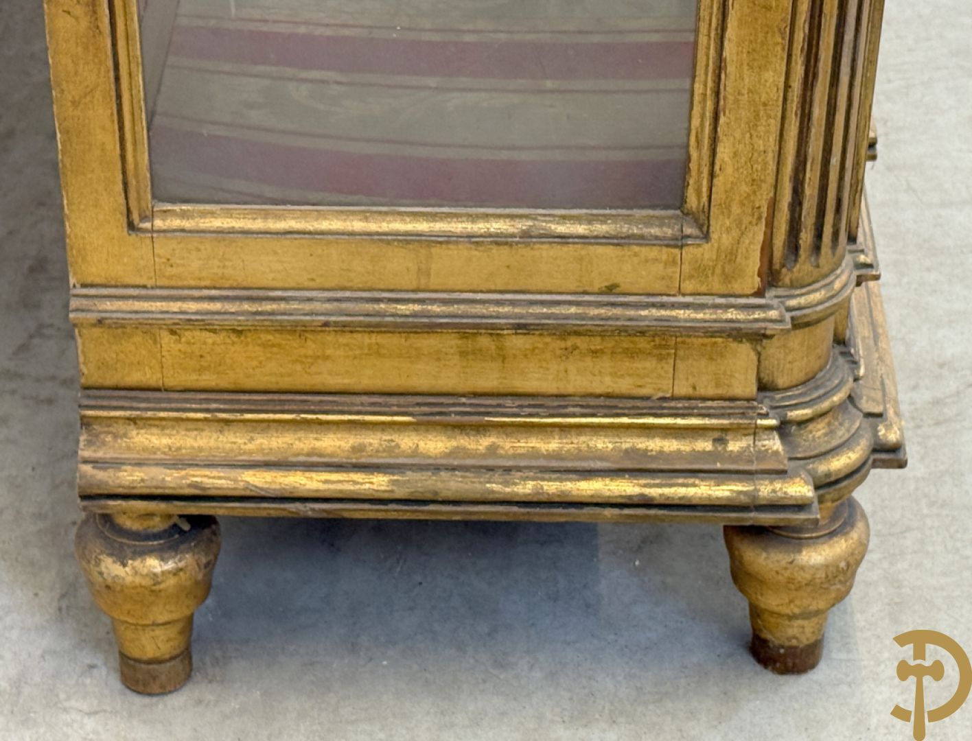 Vergulde Louis XVI vitrine met 3 deuren, cannelures en guirlandes - bovenaan met marmeren blad