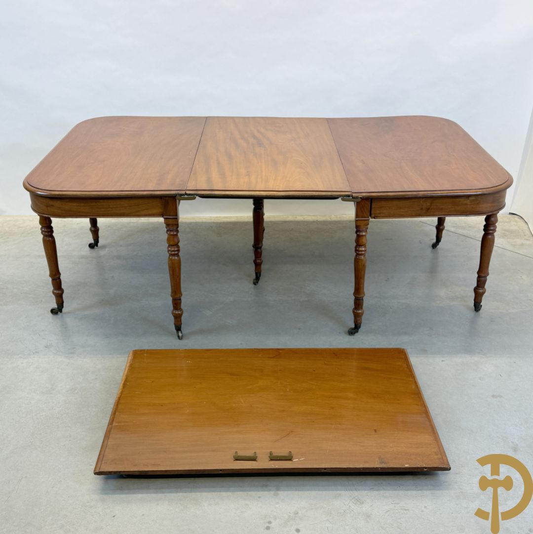 Engelse mahoniehouten tafel op 8 ballusterpoten (met 2 verlengstukken)